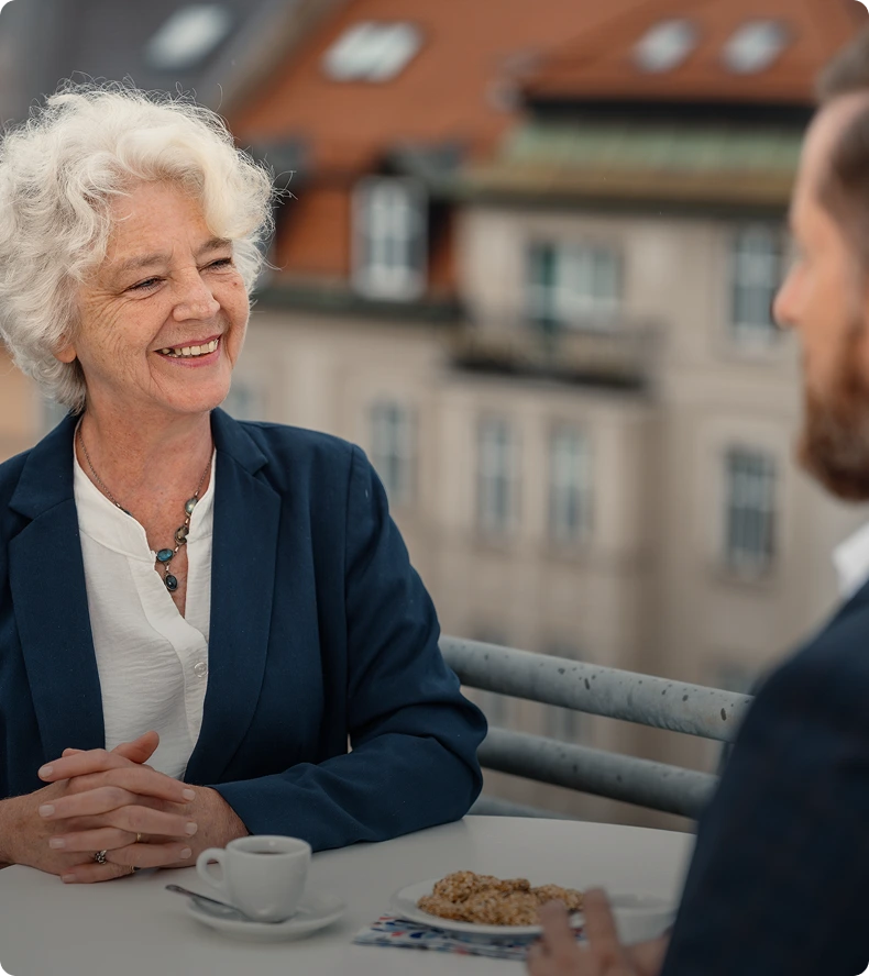 Business Coaching auf einer Dachterrasse in Ulm mit Marion Hahn und Coachee
