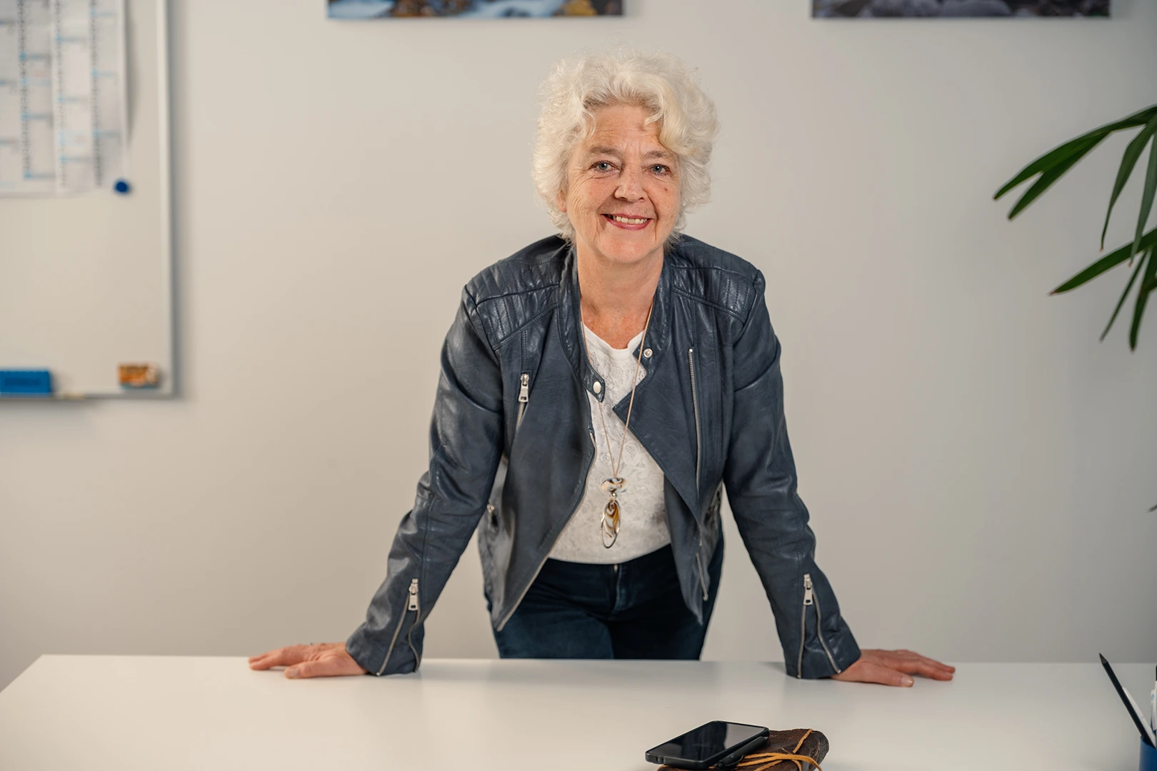 Marion Hahn lehnt auf den Tisch